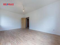 Pronájem bytu 1+1, Jesenice, Školní, 45 m2