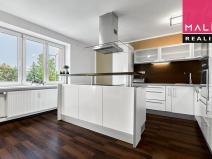 Prodej atypického bytu, Ostrov, Hlavní třída, 141 m2