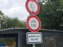 Pronájem garážového stání, Praha - Suchdol, Suchdolské náměstí, 15 m2