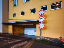 Pronájem garážového stání, Praha - Troja, Hnězdenská, 15 m2