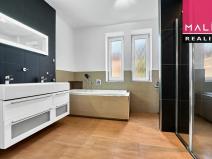 Prodej bytu 3+1, Ostrov, Hlavní třída, 76 m2