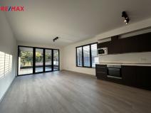 Pronájem bytu 2+kk, Praha - Karlín, U Sluncové, 56 m2