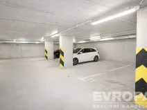 Prodej garážového stání, Praha - Žižkov, Jeseniova, 13 m2