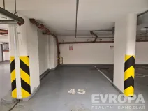 Pronájem garážového stání, Praha - Vršovice, Petrohradská, 16 m2