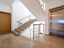 Pronájem garážového stání, Praha - Vinohrady, Voroněžská, 10 m2