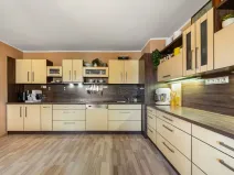 Prodej bytu 3+1, Ostrov, Nádražní, 89 m2
