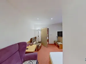 Prodej kanceláře, Karlovy Vary, Okružní, 556 m2