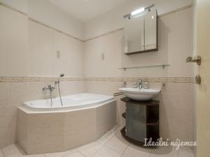 Pronájem bytu 2+kk, Praha - Vinohrady, náměstí Jiřího z Lobkovic, 78 m2