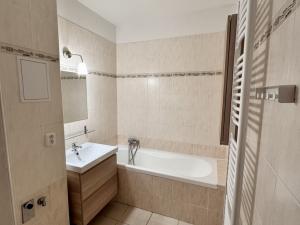 Pronájem bytu 2+kk, Chrudim - Chrudim I, Resselovo náměstí, 60 m2