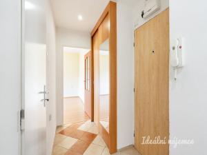 Pronájem bytu 2+1, Praha - Záběhlice, Choceradská, 55 m2