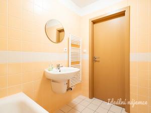 Pronájem bytu 1+kk, Praha - Jinonice, Za zámečkem, 41 m2