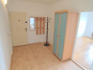 Prodej bytu 3+1, Karlovy Vary - Bohatice, Ostrovská, 77 m2
