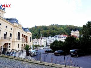 Prodej obchodního prostoru, Karlovy Vary, Divadelní náměstí, 72 m2