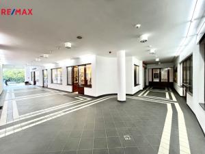 Prodej obchodního prostoru, Karlovy Vary, Divadelní náměstí, 72 m2