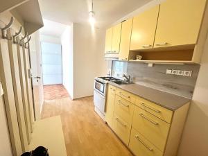 Pronájem bytu 1+kk, Praha - Vršovice, Vršovická, 30 m2