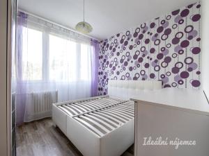 Pronájem bytu 3+kk, Praha - Prosek, Veltruská, 60 m2