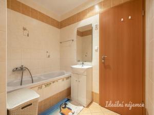 Pronájem bytu 3+kk, Praha - Prosek, Veltruská, 60 m2