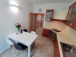 Pronájem bytu 3+1, Karlovy Vary, Mariánskolázeňská, 80 m2