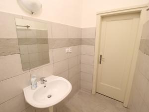 Pronájem bytu 1+kk, Praha - Podolí, U Kublova, 28 m2