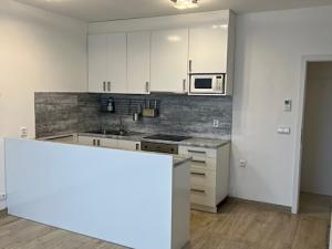 Pronájem bytu 2+kk, Praha - Uhříněves, Jindřicha Bubeníčka, 51 m2