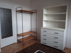 Pronájem bytu 1+kk, Praha - Malá Strana, Újezd, 29 m2