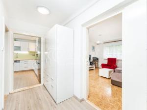 Prodej bytu 3+1, Ostrov, Seifertova, 77 m2