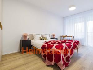 Pronájem bytu 2+kk, Praha - Holešovice, U Pergamenky, 59 m2