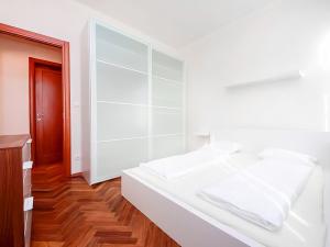 Pronájem bytu 2+kk, Praha - Vinohrady, Máchova, 42 m2