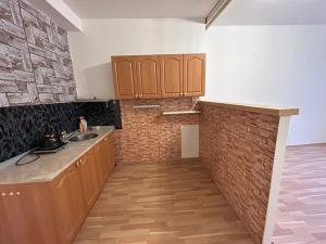 Pronájem bytu 1+kk, Praha - Holešovice, Komunardů, 30 m2