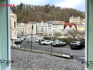 Prodej obchodního prostoru, Karlovy Vary, Divadelní náměstí, 100 m2