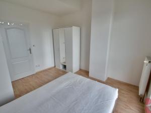 Pronájem bytu 3+kk, Praha - Strašnice, Sečská, 66 m2