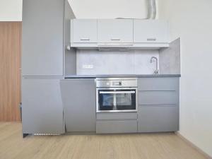 Pronájem bytu 1+kk, Praha - Střížkov, Makedonská, 37 m2