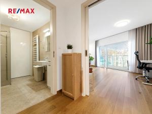 Pronájem bytu 1+kk, Praha - Smíchov, Kobrova, 43 m2