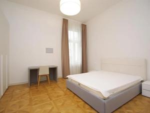 Pronájem bytu 2+kk, Praha - Nové Město, Bolzanova, 80 m2