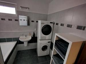 Prodej bytu 2+kk, Praha - Horní Měcholupy, Hornoměcholupská, 64 m2