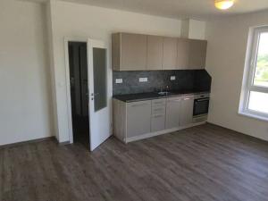 Pronájem bytu 1+kk, Praha - Hloubětín, Za černým mostem, 36 m2