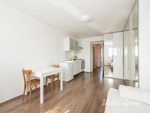 Pronájem bytu 2+kk, Praha - Prosek, Nad Krocínkou, 38 m2