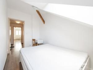 Pronájem bytu 2+kk, Praha - Prosek, Nad Krocínkou, 38 m2