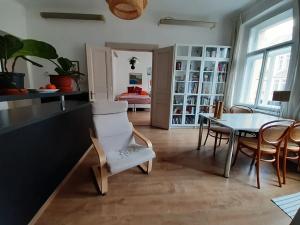 Pronájem bytu 2+kk, Praha - Bubeneč, Šmeralova, 56 m2