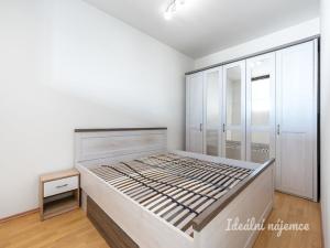 Pronájem bytu 1+kk, Praha - Modřany, Komořanská, 49 m2