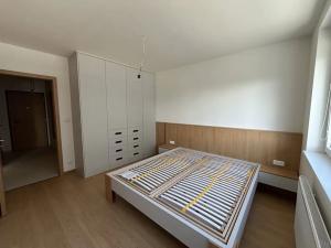 Pronájem bytu 2+kk, Praha - Prosek, 61 m2