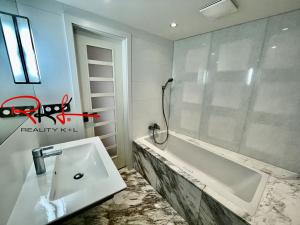 Pronájem bytu 6+kk a větší, Praha - Bubeneč, Ovenecká, 265 m2