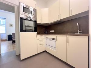 Pronájem bytu 1+1, Praha - Staré Město, Smetanovo nábřeží, 35 m2
