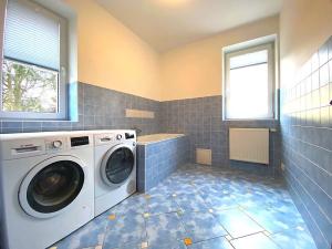 Pronájem vily, Statenice, Za Roklí, 336 m2