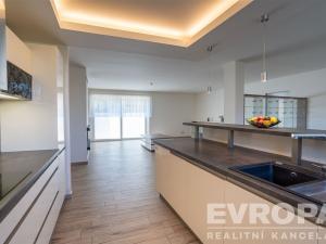 Prodej rodinného domu, Zichovec, 384 m2