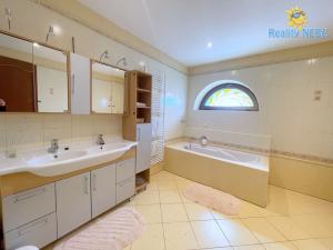 Prodej vily, Praha - Dolní Měcholupy, Za kovárnou, 310 m2