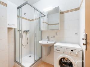 Pronájem bytu 1+kk, Praha - Řepy, Skuteckého, 31 m2