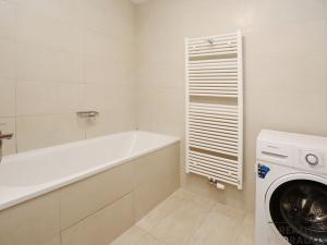 Pronájem bytu 1+kk, Praha - Strašnice, Zvěřinova, 38 m2