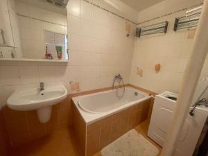 Pronájem bytu 2+1, Praha - Malešice, Tuchorazská, 54 m2