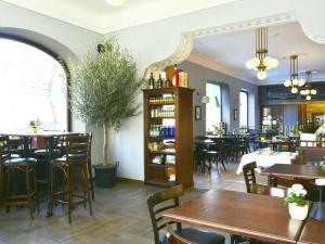Pronájem restaurace, Praha - Nusle, Ostrčilovo náměstí, 353 m2